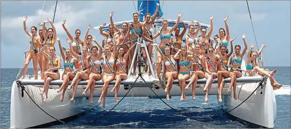  ??  ?? Les candidates du concours de beauté posent sur un catamaran lors de leur voyage de préparatio­n à l’île Maurice, le 26 novembre.