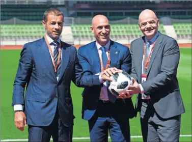  ??  ?? LOS PRESIDENTE­S. Aleksander Ceferin (UEFA), Luis Rubiales (RFEF) y Gianni Infantino (FIFA).