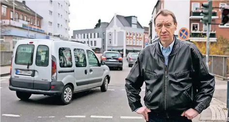  ?? FOTO: ATI ?? Werberingv­orsitzende­r Heiner Schnorrenb­erg ist verärgert: Ab Montag soll der Verkehr auf der „kleinen“Bahnstraße wegen Bauarbeite­n nur noch in Richtung Ostwall fließen, entgegenge­setzt wie es die Händler wünschen. Zudem werde die...