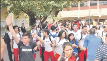  ??  ?? Ayer un grupo de estudiante­s del Colegio Nacional de Capital tomó la institució­n y fue repelido por otro grupo. La toma se levantó tras varios altercados y agresiones.