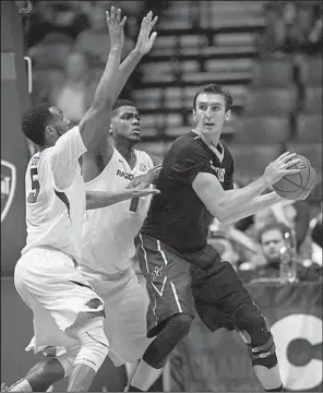  ?? NWA Democrat-Gazette/J.T. WAMPLER ?? Arkansas’ Arlando Cook (5) and Trey Thompson pressure Vanderbilt’s Luke Kornet during Saturday’s game. The Razorbacks forced 15 turnovers, including 11 steals.