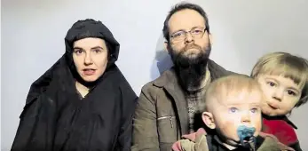 ?? Foto: Reuters/Taliban ?? Ještě v zajetí Snímek zadržené rodiny pochází z videa, které Tálibán zveřejnil loni v prosinci.