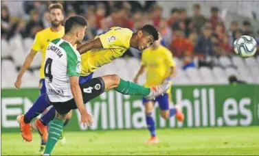  ??  ?? LUCHA. Choco Lozano, del Cádiz, cabecea un balón ante la oposición de un defensa del Racing.