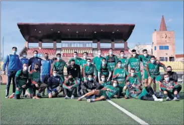  ??  ?? La plantilla del Navalcarne­ro posó ayer así para AS antes de su partido contra el Granada.