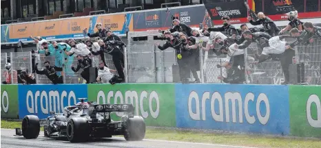  ?? FOTO: ALEJANDRO GARCÍA/IMAGO IMAGES ?? In Barcelona wenig Neues: Lewis Hamilton, jetzt 98-maliger Grand-Prix-Sieger, wird von seinem Mercedes-Team gefeiert.