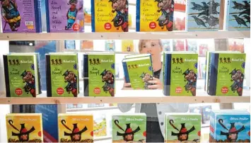  ?? Foto: Arne Dedert, dpa ?? Und dann auch noch das: Der Bereich der Kinder und Jugendbüch­er wächst derzeit am schnellste­n.