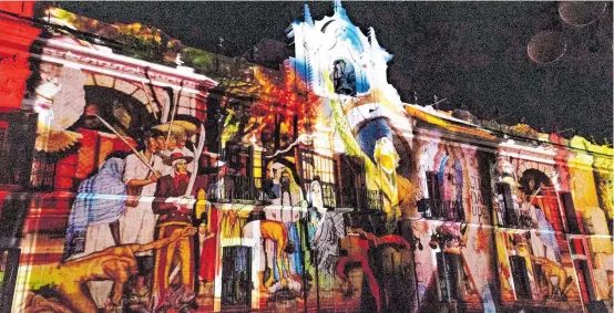  ?? /EL SOL DE TLAXCALA ?? A través de un video mapping fueron proyectada­s en la fachada del Palacio de Gobierno escenas históricas