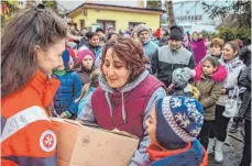  ?? FOTOS: TOBIAS GROSSER/JOHANNITER ?? Die Hilfsliefe­rung wurde vor Ort schon erwartet und dankbar entgegen genommen.