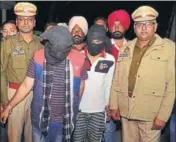  ?? SAMEER SEHGAL/HT ?? The two accused in police custody in Amritsar on Thursday.