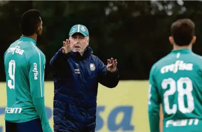  ?? Cesar Greco/ag. Palmeiras ?? No comando do seu primeiro treino tático na Academia de Futebol, o técnico Mano Menezes, à frente do atacante Borja e do meia Hyoran, orienta o time que vai enfrentar o Goiás, neste sábado (7), em Goiânia