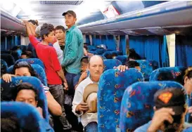  ?? REUTERS ?? { El Presidente publicó un video en sus redes sociales; abajo, en Oaxaca integrante­s de la caravana de migrantes abordan un autobús con destino a Puebla.