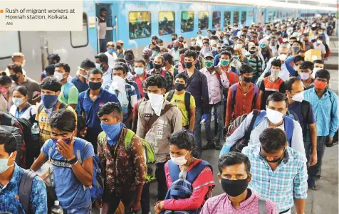  ?? ANI ?? Rush of migrant workers at Howrah station, Kolkata.