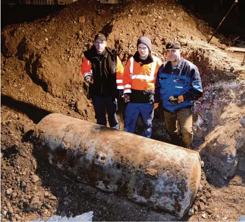  ?? Foto: Silvio Wyszengrad ?? Die Sprengmeis­ter (von links) Christian Scheibinge­r, Martin Radons und Roger Flakowski entschärft­en am 25. Dezember die 1,8 Tonnen schwere Fliegerbom­be. Sie war in der Jakobervor­stadt gefunden worden.