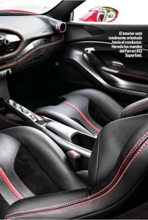  ??  ?? El interior está totalmente orientado hacia el conductor. Hereda los mandos del Ferrari 812 Superfast.