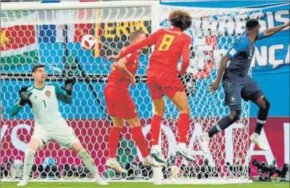  ?? / TOUR HANAI / REUTERS ?? Samuel Umtiti cabecea para conseguir el gol de la victoria de la semifinal entre Francia y Bélgica.