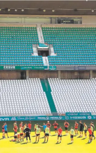  ?? Á.CARMONA ?? La plantilla del Córdoba hace un corro en un entreno en El Arcángel//