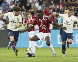  ?? (Photo Sébastien Botella) ?? Mario Balotelli, ici entre Rabiot et Verratti et entré en jeu à la pause, n’a pas trouvé ses marques avec Allan Saint-Maximin.