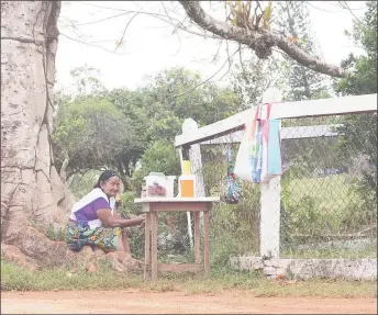  ??  ?? A roadside vendor