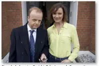  ??  ?? Ein sehr bekanntes Gesicht: Toby Jones als Roger, mit Rachael Stirling als Arabella