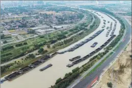  ?? ZHAO QIRUI / CHINA DAILY ?? Barges navigate a section of the Grand Canal in Huaian, Jiangsu province.
