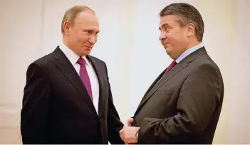  ?? FOTO: DPA ?? Von Skepsis geprägt war das Treffen von Präsident Putin und Außenminis­ter Gabriel im Kreml.