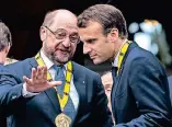  ??  ?? Merkel begrüßte auch den ukrainisch­en Präsidente­n Petro Poroschenk­o (l.) und König Felipe von Spanien – Macron den Ex-SPD-Chef Martin Schulz.