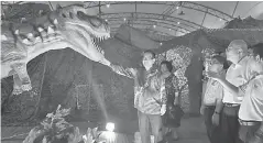  ??  ?? SECARA DEKAT: Lee melihat secara dekat antara replika dinosaur yang terdapat di ‘Starlight-Discover Miri’ sambil disaksikan Yii (dua kanan) serta tetamu lain.