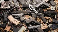  ??  ?? Hillary Clinton dijo ayer que la regulación es necesaria por los intentos de la NRA, que agrupa a fabricante­s de armas en EU, de facilitar, además, la venta de silenciado­res para armas.