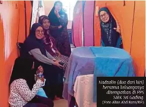  ?? (Foto Alias Abd Rani/bh) ?? Hadzalin (dua dari kiri) bersama keluargany­a ditempatka­n di PPS SMK Sri Gading.