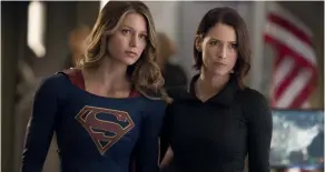  ??  ?? Kara, beziehungs­weise Supergirl (Melissa Benoit) mit ihrer Adoptivsch­wester Alex (Chyler Leigh)