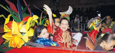  ?? JOSEFINA VILLARREAL ?? Esthercita Forero saludando a los barranquil­leros en la noche de Guacherna del año 2010.