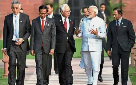  ?? — Bernama ?? Moving forward: Najib and Modi in conversati­on at the Mughal Gardens in the Presidenti­al Palace, New Delhi. With them are (from left) Lee, Joko and Sultan Hassanal Bolkiah.