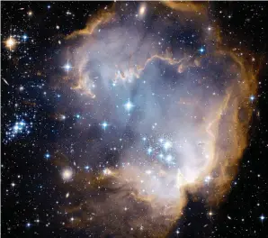  ??  ?? Les premières étoiles, grosses et chaudes,qui se sont allumées 700 millions d’années après le Big Bang, auraient un peu ressemblé à ces jeunes étoiles massives de la nébuleuse N90, à la périphérie de la galaxie du Petit Nuage de Magellan, vues par le...