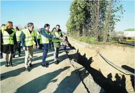  ?? LETICIA PÉREZ/ICAL ?? El consejero Suárez-Quiñones visita las obras junto a Óscar Puente