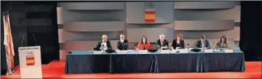  ??  ?? UNANIMIDAD. El presidente del Comité Olímpico Español en el centro de la mesa en la Asamblea.