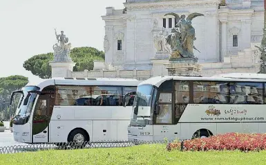  ??  ?? Aiuti
L’Atac ha deciso di rafforzare il servizio di superficie affittando da ditte private 100 pullman