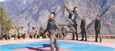  ?? Associated­press ?? US troops watch Indian soldiers display their combat skills during the ‘Yudh Abhyas’ in Auli on Tuesday.