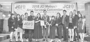  ??  ?? KEBANGGAAN: Ahli-ahli JCI Mandarin Repok bersama anugerah diterima pada JCI Malaysia Area Sarawak Convention.