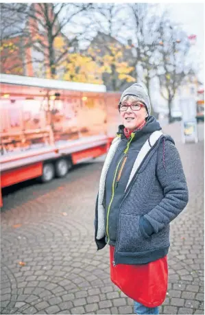  ?? FOTO: ANDREAS BRETZ ?? Steffi Steffen steht von dienstags bis samstags auf dem Wochenmark­t in Eller. Man merke, dass das Geld der Kunden weniger locker sitze.