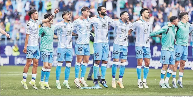  ?? REPORTAJE GRÁFICO: CARLOS GUERRERO ?? Los jugadores del Málaga celebran el triunfo.