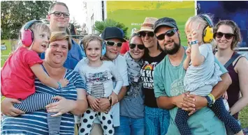  ??  ?? Unter den Festivalbe­suchern waren auch zahlreiche Familien mit Kindern. „Was gibt es Entspannte­res als Reggae“, sagen Mit glieder dieser Familien aus dem Neu Ulmer Stadtteil Pfuhl.