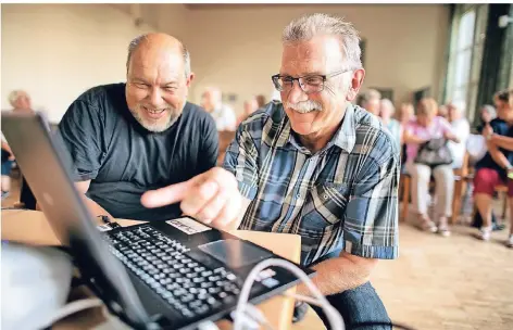  ?? FOTO: RALPH MATZERATH ?? Thomas Schmitter (l.) und Wilfried Felgenhaue­r – hier bei einem Vortragsab­end Ende Juli – gehören zu den Gründungsm­itgliedern der ZWAR-Gruppe Langenfeld-Mitte. Sie wohnen nur 130 Meter Luftlinie auseinande­r und hatten sich vorher noch nie getroffen.