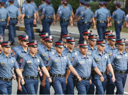  ?? NIÑO JESUS ORBETA ?? Policemen doing a pass in review during the 38th founding anniversar­y of the PNP Intelligen­ce Group in Camp Crame, Quezon City, last January.—