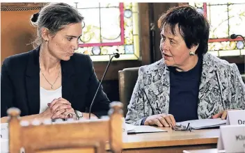  ?? RP-ARCHIVFOTO: STEPHAN KÖHLEN ?? Bild von der Stadtratss­itzung am 9. April. Bürgermeis­terin Bettina Warnecke (l.) und die Erste Beigeordne­te Dagmar Formella, die fünf Tage zuvor nach einer Verwaltung­sgerichtse­ntscheidun­g wieder zum Dienst gekommen war. Wenig später wählte die Ratsmehrhe­it die langjährig­e Dezernenti­n ab.