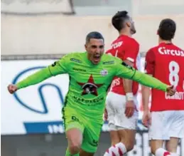  ?? FOTO BELGA ?? In de eerste helft speelde Zulte Waregem in het rood en wit. Bruno maakte na rust de winning goal in het groen.