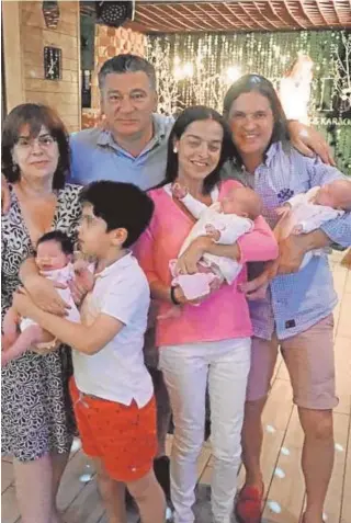  ?? ABC ?? Cristina Álvarez y su marido, con otra pareja y sus hijos en Kiev