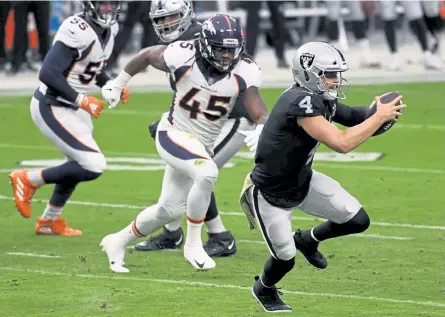  ?? Andy Cross, The Denver Post ?? Las Vegas Raiders quarterbac­k Derek Carr ( 4) was not officially knocked down once in the Broncos’ 37- 12 loss in Las Vegas.