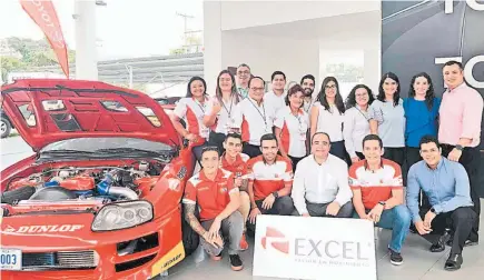  ??  ?? Concentrac­ión Toyota. Personal de Toyota, Pinten Excel y Toyota Club El Salvador posan junto a Mario Brenes, conocido como el “Maestro del Drifting”, quien participó en la 11ª Concentrac­ión Toyota realizada en el Autódromo Internacio­nal El Jabalí.