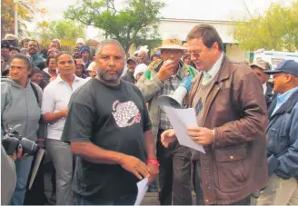  ?? Foto: Hannes Visser ?? Anton Bredell, Wes-Kaapse minister van plaaslike regering, ontvang ‘n memorandum van besorgde inwoners in Kannaland toe hy reeds in Mei 2012 versoek is om die dorp onder administra­sie te plaas.