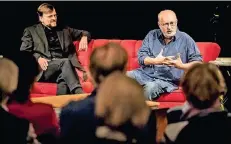  ?? RP-FOTO: ANDREAS ENDERMANN ?? Frank Labussek lädt sich Gäste aufs rote Sofa ein. Dieses Mal plauderte Dietrich Hilsdorf über sein Leben und seinen Job als Regisseur.